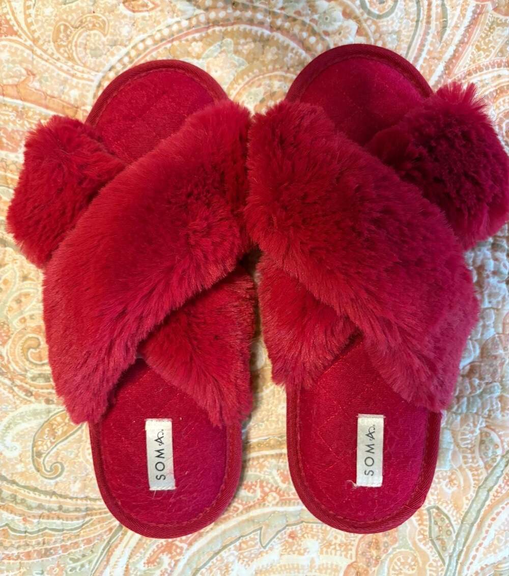 EUC Soma Red Faux Fur Cross Band Open Toe Slippers, Medium 7-8